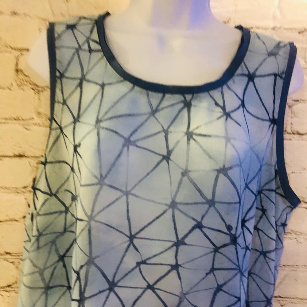 ❤️🔥VERA WANG❤️🔥Beautiful Sleeveless Top❤️🔥Measurements in Pics❤️🔥 - Picture 4 of 11